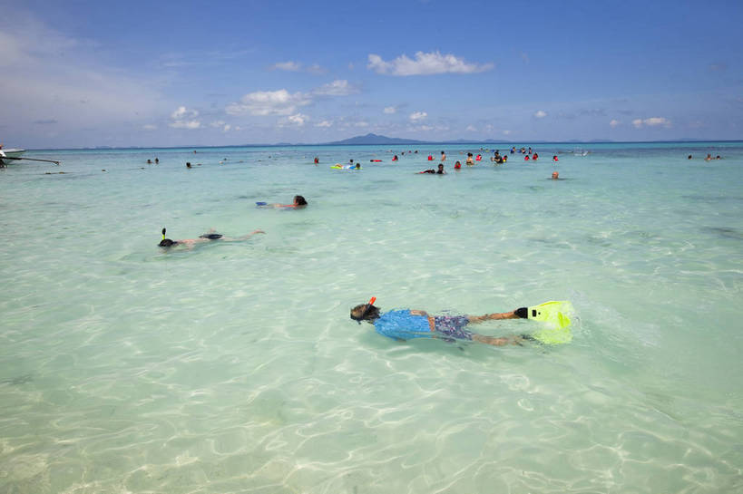 游泳,横图,彩色,室外,特写,白天,旅游,度假,美景,名胜古迹,沙滩,标志建筑,地标,建筑,泰国,亚洲,游客,遗迹,图片,海平面,古迹,文物,娱乐,建设,古建筑,普吉岛,自然,海水,享受,休闲,旅游胜地,放松,摄影,东南亚,海滨,古文明,泰王国,皮皮岛,普吉,披披岛,甲米府,海,海滩,旅行,大皮皮岛,竹子岛,bj174