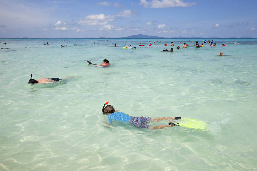 游泳,横图,彩色,室外,特写,白天,旅游,度假,美景,名胜古迹,沙滩,标志建筑,地标,建筑,泰国,亚洲,游客,遗迹,图片,海平面,古迹,文物,娱乐,建设,古建筑,普吉岛,自然,海水,享受,休闲,旅游胜地,放松,摄影,东南亚,海滨,古文明,泰王国,皮皮岛,普吉,披披岛,甲米府,海,海滩,旅行,大皮皮岛,竹子岛,bj174