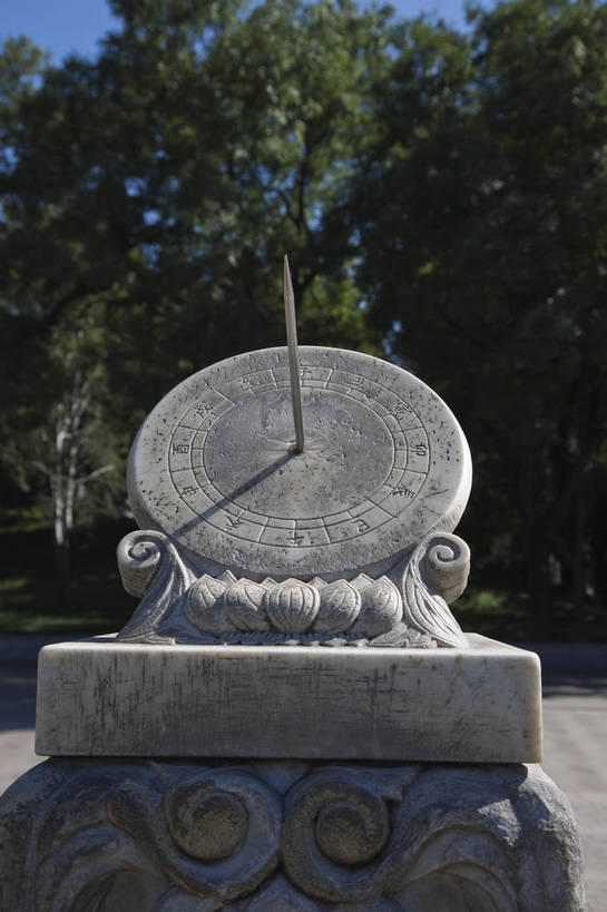 无人,学校,竖图,彩色,室外,特写,白天,旅游,度假,名胜古迹,标志建筑,地标,建筑,计时器,北京,中国,遗迹,图片,建筑群,古典,古迹,文物,娱乐,建设,古建筑,校园,享受,休闲,旅游胜地,放松,摄影,文明,中国文化,日晷,古文明,旅行,清华园,清华大学,bj174