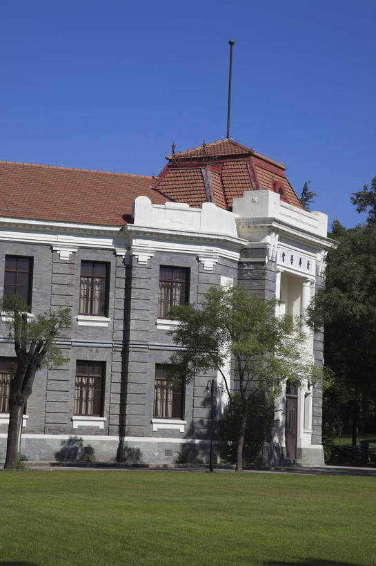 无人,学校,教学楼,竖图,彩色,室外,白天,旅游,度假,草坪,名胜古迹,标志建筑,地标,建筑,北京,中国,遗迹,图片,建筑群,古典,古迹,文物,娱乐,建设,古建筑,校园,享受,休闲,旅游胜地,放松,摄影,文明,中国文化,古文明,旅行,清华园,清华大学,bj174