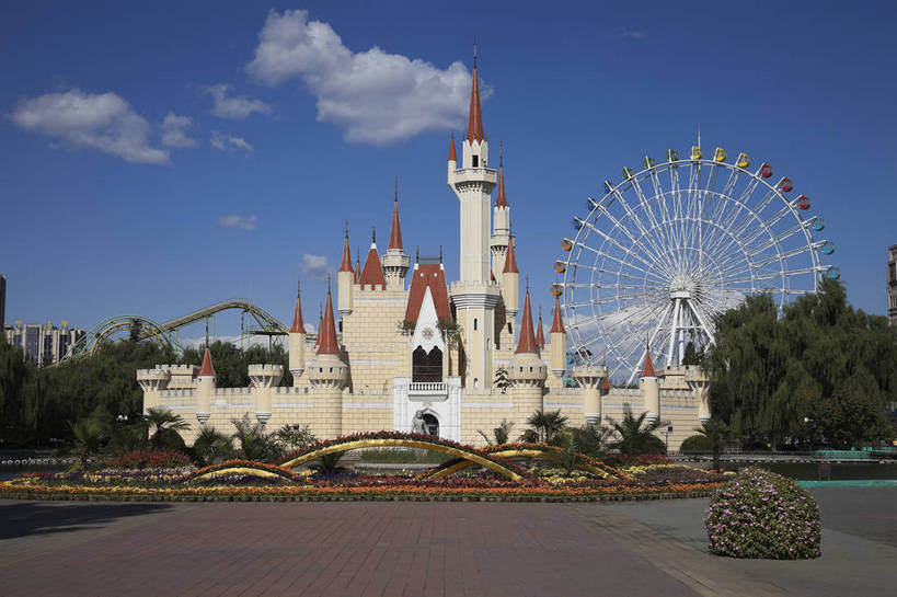 无人,游乐园,横图,彩色,室外,白天,旅游,湖,城市风光,城市,建筑,游乐场,北京,中国,图片,城堡,建筑群,摩天轮,辉煌,现代建筑,旅游胜地,摄影,水上乐园,文明,娱乐场所,公共场所,发展,繁荣,旅行,石景山,bj174