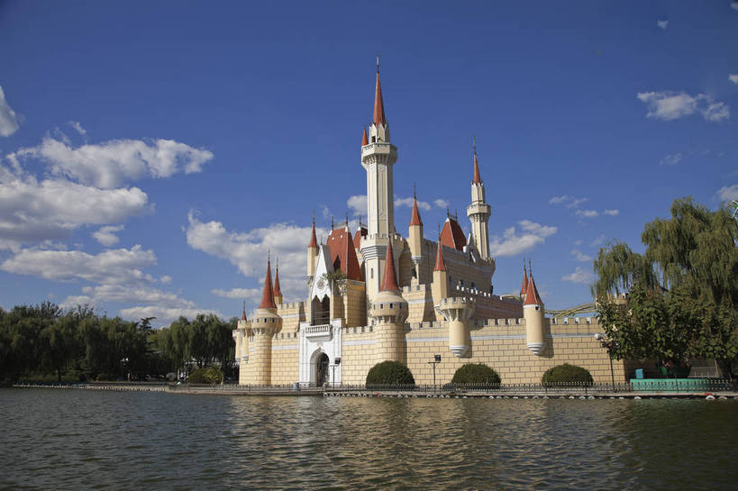 无人,游乐园,横图,彩色,室外,白天,旅游,湖,城市风光,城市,建筑,游乐场,北京,中国,图片,城堡,建筑群,摩天轮,辉煌,现代建筑,旅游胜地,摄影,水上乐园,文明,娱乐场所,公共场所,发展,繁荣,旅行,石景山,bj174