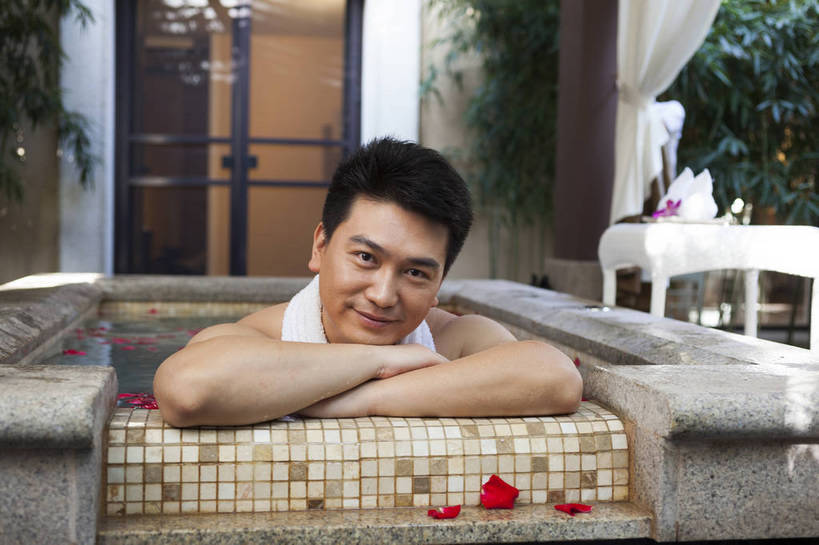 东方人,中年人,坐,微笑,横图,彩色,室内,白天,正面,洗澡,时尚,成功,温泉,浴室,北京,中国,仅一个人,图片,豪华,干净,清洁,享受,休闲,健康,成熟,放松,活力,自信,保健,花瓣澡,泡温泉,摄影,生活方式,卫生,精明,泡汤,男人,男性,中年男性,亚洲人,中国人,半身,浴衣,沐浴,愉快,奢华,花瓣浴,bj174