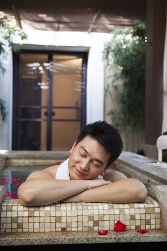 东方人,中年人,坐,微笑,竖图,彩色,室内,白天,正面,洗澡,时尚,成功,温泉,浴室,北京,中国,仅一个人,图片,豪华,干净,清洁,享受,休闲,健康,成熟,放松,活力,自信,保健,花瓣澡,泡温泉,摄影,生活方式,卫生,精明,泡汤,男人,男性,中年男性,亚洲人,中国人,半身,浴衣,沐浴,愉快,奢华,花瓣浴,bj174