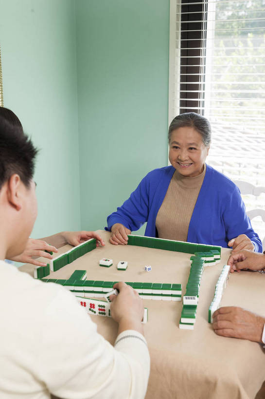 东方人,中年人,老年人,三个人,家庭,竖图,彩色,室内,白天,正面,聚会,度假,时尚,游戏,赌博,贪欲,幸福,竞争,玩具,北京,中国,图片,美丽,玩,娱乐,刺激,背面,麻将,享受,休闲,健康,温馨,休闲服,成熟,活力,可爱,摄影,生活方式,活动,优雅,和睦,发泄,消遣,智力,亲情,赌具,居室,合家欢,团圆,投机,侥幸,欲望,宣泄,乐观,精明,老年女性,男人,男性,女人,女性,中年男性,亚洲人,中国人,全家福,玩耍,嬉戏,半身,爱,高兴,愉快,胜负,输赢,奢华,bj174