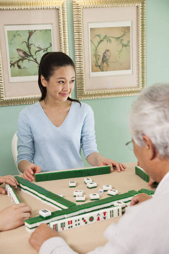 东方人,中年人,老年人,三个人,家庭,竖图,彩色,室内,白天,正面,聚会,度假,时尚,游戏,赌博,贪欲,幸福,竞争,玩具,北京,中国,图片,美丽,玩,娱乐,刺激,背面,麻将,享受,休闲,健康,温馨,休闲服,成熟,活力,可爱,摄影,生活方式,活动,优雅,和睦,发泄,消遣,智力,亲情,赌具,居室,合家欢,团圆,投机,侥幸,欲望,宣泄,乐观,精明,男人,男性,年轻女性,女人,女性,中年男性,亚洲人,中国人,全家福,玩耍,嬉戏,半身,爱,高兴,愉快,胜负,输赢,奢华,bj174