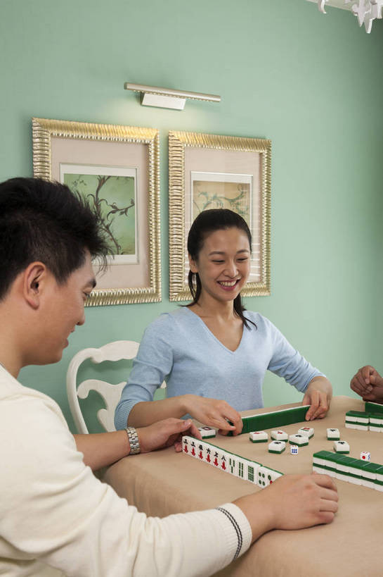 东方人,中年人,两个人,家庭,夫妻,竖图,彩色,室内,白天,侧面,聚会,度假,时尚,游戏,赌博,贪欲,幸福,竞争,玩具,北京,中国,图片,美丽,玩,娱乐,刺激,麻将,享受,休闲,健康,温馨,休闲服,成熟,活力,可爱,摄影,生活方式,活动,优雅,和睦,发泄,消遣,智力,亲情,赌具,居室,合家欢,团圆,投机,侥幸,欲望,宣泄,乐观,精明,男人,男性,年轻女性,女人,女性,中年男性,亚洲人,中国人,全家福,玩耍,嬉戏,半身,爱,高兴,愉快,胜负,输赢,奢华,bj174