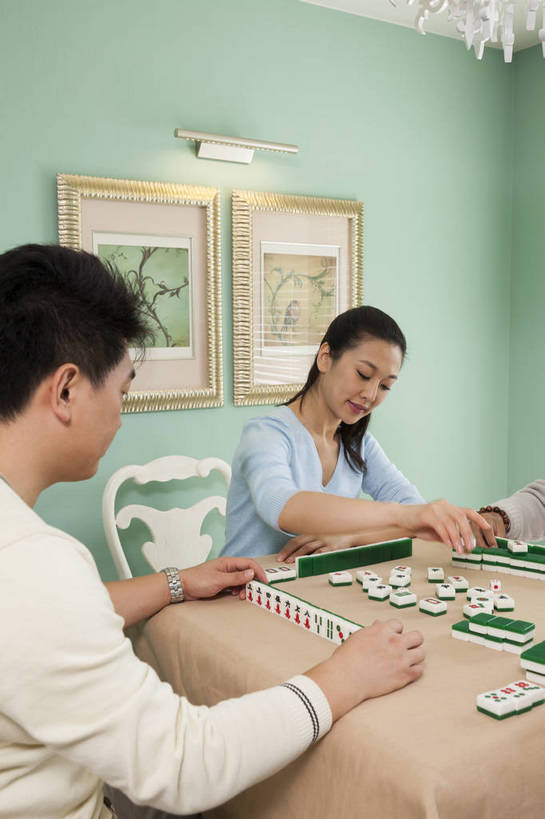 东方人,中年人,老年人,四个人,家庭,夫妻,竖图,彩色,室内,白天,侧面,聚会,度假,时尚,游戏,赌博,贪欲,幸福,竞争,玩具,北京,中国,图片,美丽,玩,娱乐,刺激,背面,麻将,享受,休闲,健康,温馨,休闲服,成熟,活力,可爱,摄影,生活方式,活动,优雅,和睦,发泄,消遣,智力,亲情,赌具,居室,合家欢,团圆,投机,侥幸,欲望,宣泄,乐观,精明,男人,男性,女人,女性,中年男性,亚洲人,中国人,全家福,玩耍,嬉戏,半身,爱,高兴,愉快,胜负,输赢,奢华,bj174