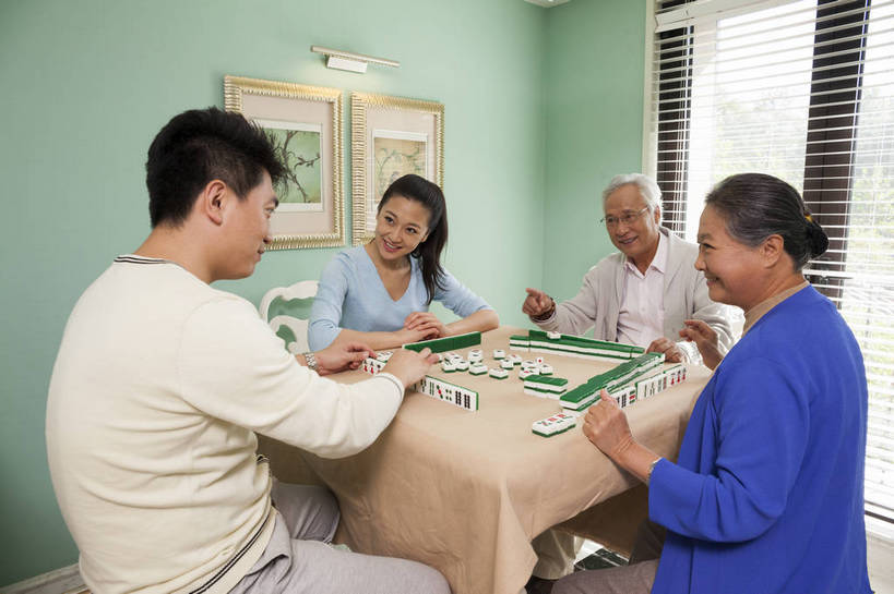 东方人,中年人,老年人,四个人,家庭,夫妻,横图,彩色,室内,白天,侧面,聚会,度假,时尚,游戏,赌博,贪欲,幸福,竞争,玩具,北京,中国,图片,美丽,玩,娱乐,刺激,背面,麻将,享受,休闲,健康,温馨,休闲服,成熟,活力,可爱,摄影,生活方式,活动,优雅,和睦,发泄,消遣,智力,亲情,赌具,居室,合家欢,团圆,投机,侥幸,欲望,宣泄,乐观,精明,男人,男性,女人,女性,中年男性,亚洲人,中国人,全家福,玩耍,嬉戏,半身,爱,高兴,愉快,胜负,输赢,奢华,bj174