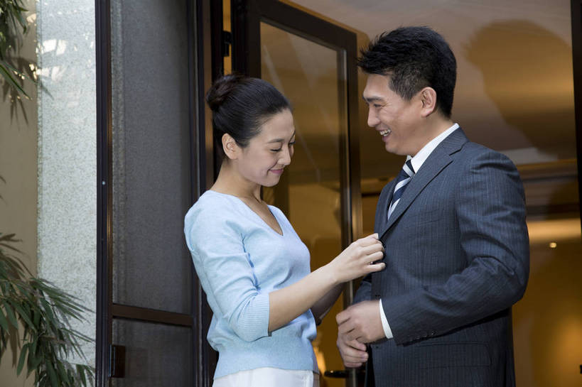 东方人,中年人,两个人,家庭,夫妻,站,横图,彩色,室外,白天,侧面,时尚,幸福,成功,门厅,北京,中国,上班,正装,图片,门口,豪华,美丽,休闲,健康,休闲服,成熟,活力,可爱,美女,自信,摄影,生活方式,告别,整理,优雅,亲近,亲情,家居服,居室,乐观,精明,男人,男性,年轻女性,女人,女性,中年男性,亚洲人,中国人,年轻人,情侣,半身,西服,爱,高兴,愉快,奢华,bj174