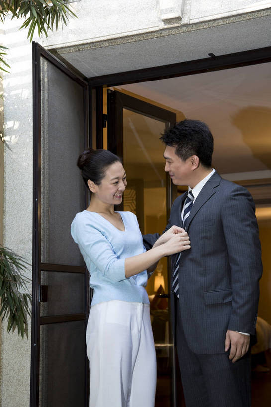 东方人,中年人,两个人,家庭,夫妻,站,竖图,彩色,室外,白天,侧面,时尚,幸福,成功,门厅,北京,中国,上班,正装,图片,门口,豪华,美丽,休闲,健康,休闲服,成熟,活力,可爱,美女,自信,摄影,生活方式,告别,整理,优雅,亲近,亲情,家居服,居室,乐观,精明,男人,男性,年轻女性,女人,女性,中年男性,亚洲人,中国人,年轻人,情侣,半身,西服,爱,高兴,愉快,奢华,bj174