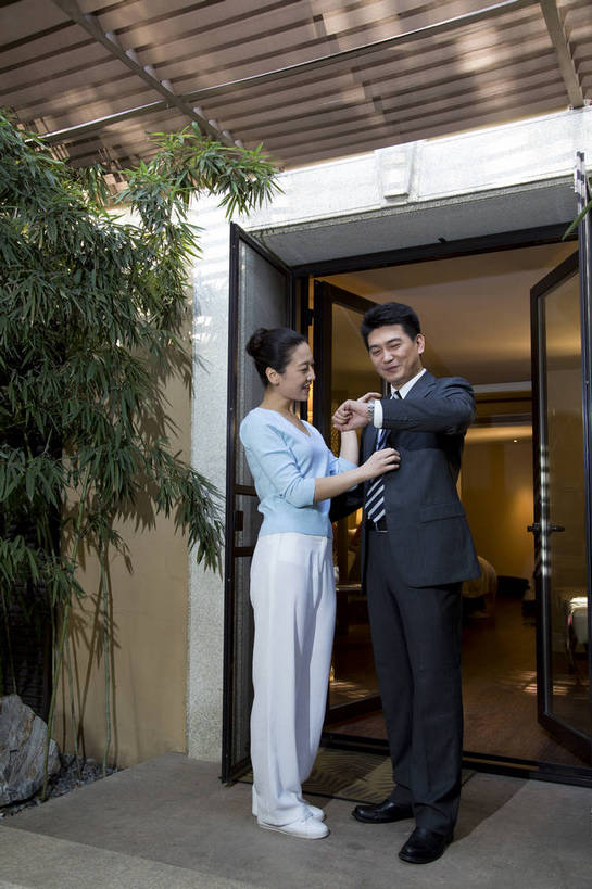 东方人,中年人,两个人,家庭,夫妻,站,竖图,彩色,室外,白天,侧面,时尚,幸福,成功,门厅,北京,中国,上班,正装,图片,门口,豪华,美丽,休闲,健康,休闲服,成熟,活力,可爱,美女,自信,摄影,生活方式,告别,整理,优雅,亲近,亲情,家居服,居室,乐观,精明,男人,男性,年轻女性,女人,女性,中年男性,亚洲人,中国人,年轻人,情侣,全身,西服,爱,高兴,愉快,奢华,bj174