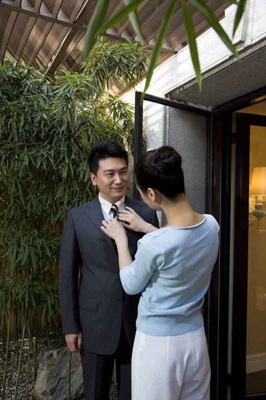 东方人,中年人,两个人,家庭,夫妻,站,竖图,彩色,室外,白天,正面,时尚,幸福,成功,门厅,北京,中国,上班,正装,图片,门口,豪华,美丽,背面,休闲,健康,休闲服,成熟,活力,可爱,美女,自信,摄影,生活方式,告别,整理,优雅,亲近,亲情,家居服,居室,乐观,精明,男人,男性,年轻女性,女人,女性,中年男性,亚洲人,中国人,年轻人,情侣,半身,西服,爱,高兴,愉快,奢华,bj174