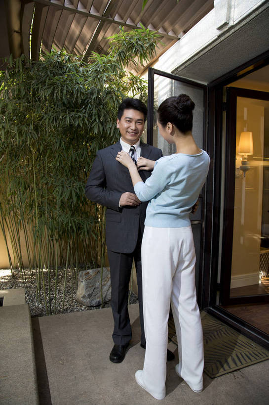 东方人,中年人,两个人,家庭,夫妻,站,竖图,彩色,室外,白天,正面,时尚,幸福,成功,门厅,北京,中国,上班,正装,图片,门口,豪华,美丽,背面,休闲,健康,休闲服,成熟,活力,可爱,美女,自信,摄影,生活方式,告别,整理,优雅,亲近,亲情,家居服,居室,乐观,精明,男人,男性,年轻女性,女人,女性,中年男性,亚洲人,中国人,年轻人,情侣,全身,西服,爱,高兴,愉快,奢华,bj174