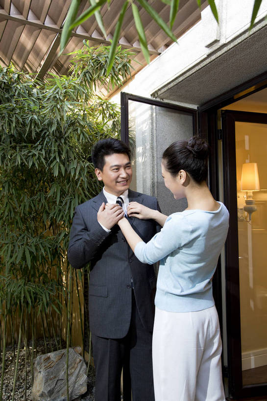 东方人,中年人,两个人,家庭,夫妻,站,竖图,彩色,室外,白天,正面,时尚,幸福,成功,门厅,北京,中国,上班,正装,图片,门口,豪华,美丽,背面,休闲,健康,休闲服,成熟,活力,可爱,美女,自信,摄影,生活方式,告别,整理,优雅,亲近,亲情,家居服,居室,乐观,精明,男人,男性,年轻女性,女人,女性,中年男性,亚洲人,中国人,年轻人,情侣,半身,西服,爱,高兴,愉快,奢华,bj174