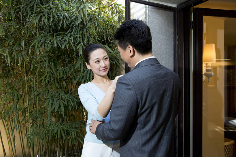 东方人,中年人,两个人,家庭,夫妻,站,横图,彩色,室外,白天,正面,时尚,幸福,成功,门厅,北京,中国,上班,正装,图片,门口,豪华,美丽,背面,休闲,健康,休闲服,成熟,活力,可爱,美女,自信,摄影,生活方式,告别,优雅,亲近,亲情,家居服,居室,乐观,精明,男人,男性,年轻女性,女人,女性,中年男性,亚洲人,中国人,年轻人,情侣,拥抱,半身,西服,爱,高兴,愉快,奢华,bj174