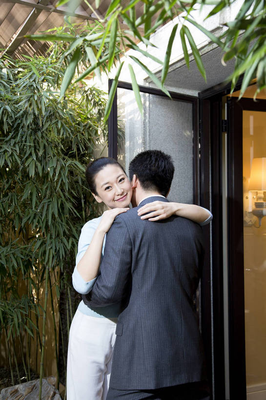 东方人,中年人,两个人,家庭,夫妻,站,竖图,彩色,室外,白天,正面,时尚,幸福,成功,门厅,北京,中国,上班,正装,图片,门口,豪华,美丽,背面,休闲,健康,休闲服,成熟,活力,可爱,美女,自信,摄影,生活方式,告别,优雅,亲近,亲情,家居服,居室,乐观,精明,男人,男性,年轻女性,女人,女性,中年男性,亚洲人,中国人,年轻人,情侣,拥抱,半身,西服,爱,高兴,愉快,奢华,bj174