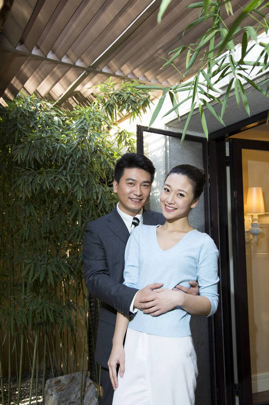 东方人,中年人,两个人,家庭,夫妻,站,竖图,彩色,室外,白天,正面,时尚,幸福,成功,门厅,北京,中国,上班,正装,图片,门口,豪华,美丽,休闲,健康,休闲服,成熟,活力,可爱,美女,自信,摄影,生活方式,告别,优雅,亲近,亲情,家居服,居室,乐观,精明,男人,男性,年轻女性,女人,女性,中年男性,亚洲人,中国人,年轻人,情侣,拥抱,半身,西服,爱,高兴,愉快,奢华,bj174