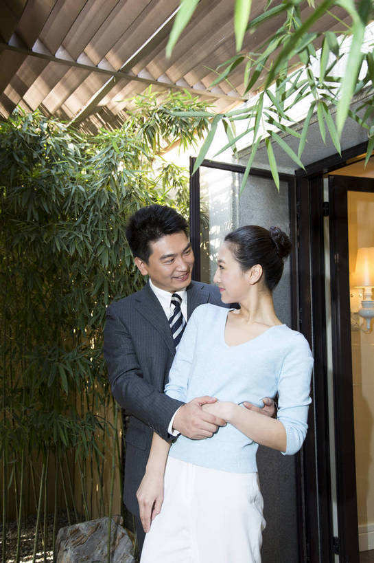 东方人,中年人,两个人,家庭,夫妻,站,竖图,彩色,室外,白天,正面,时尚,幸福,成功,门厅,北京,中国,上班,正装,图片,门口,豪华,美丽,休闲,健康,休闲服,成熟,活力,可爱,美女,自信,摄影,生活方式,告别,优雅,亲近,亲情,家居服,居室,乐观,精明,男人,男性,年轻女性,女人,女性,中年男性,亚洲人,中国人,年轻人,情侣,拥抱,半身,西服,爱,高兴,愉快,奢华,bj174