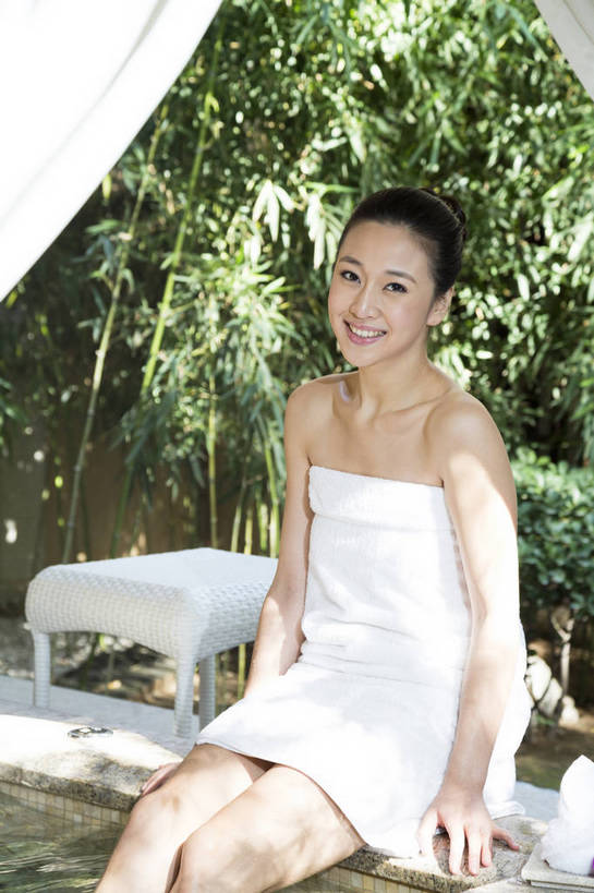 东方人,中年人,一个人,坐,竖图,彩色,室内,白天,侧面,时尚,幸福,温泉,浴室,北京,中国,图片,豪华,美丽,保养,泡脚,享受,休闲,健康,放松,活力,可爱,美女,美体,养生,摄影,生活方式,优雅,乐观,年轻女性,女人,女性,亚洲人,中国人,年轻人,半身,浴衣,高兴,愉快,奢华,bj174