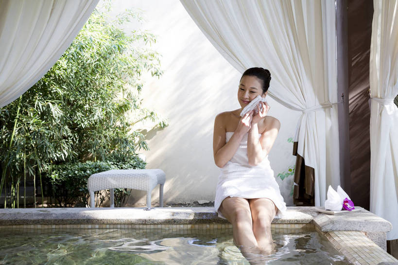 东方人,中年人,一个人,坐,横图,彩色,室内,白天,正面,时尚,幸福,温泉,浴室,北京,中国,图片,豪华,美丽,保养,泡脚,享受,休闲,健康,放松,活力,可爱,美女,美体,养生,摄影,生活方式,优雅,乐观,年轻女性,女人,女性,亚洲人,中国人,年轻人,全身,浴衣,高兴,愉快,奢华,bj174