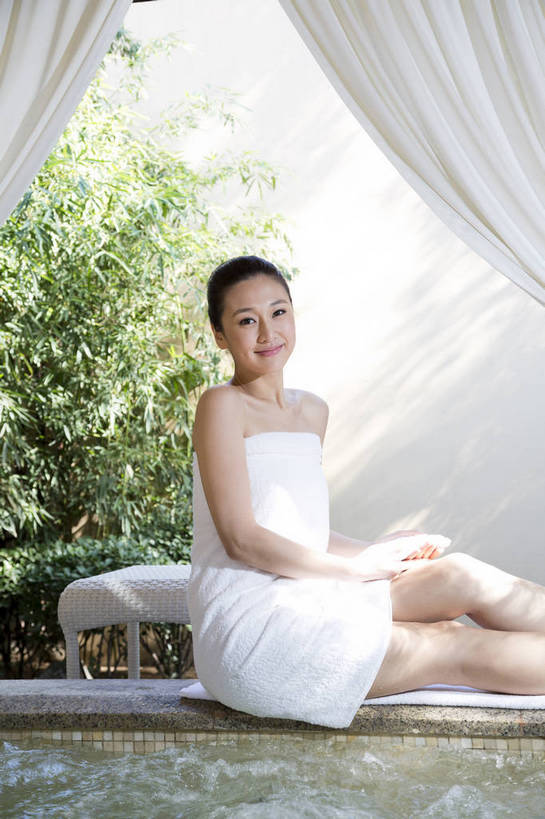 东方人,中年人,一个人,坐,竖图,彩色,室内,白天,侧面,时尚,幸福,温泉,浴室,北京,中国,护肤,图片,豪华,美丽,保养,泡脚,享受,休闲,健康,放松,活力,可爱,美女,美体,养生,摄影,生活方式,优雅,乐观,年轻女性,女人,女性,亚洲人,中国人,年轻人,半身,浴衣,高兴,愉快,奢华,bj174
