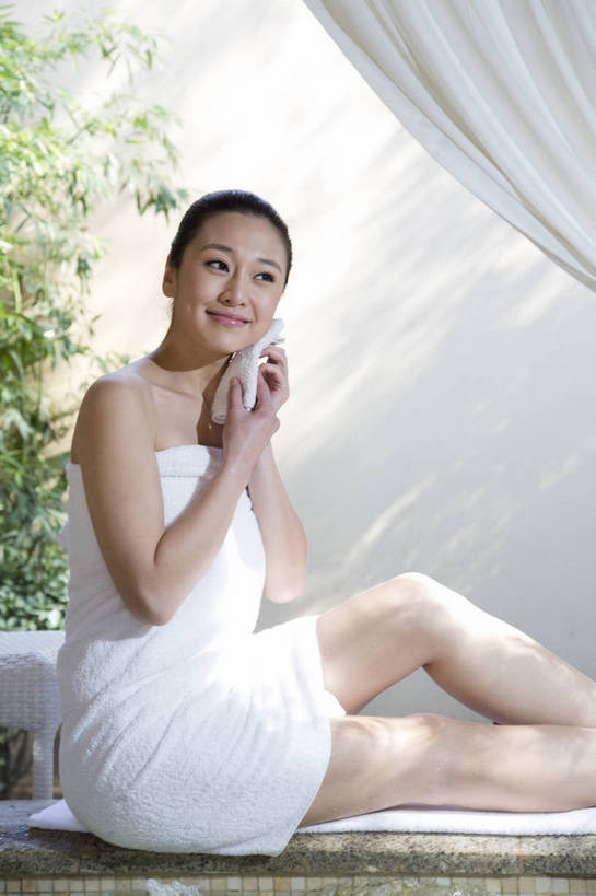 东方人,中年人,一个人,坐,竖图,彩色,室内,白天,侧面,时尚,幸福,温泉,浴室,北京,中国,护肤,图片,豪华,美丽,保养,泡脚,享受,休闲,健康,放松,活力,可爱,美女,美体,养生,摄影,生活方式,优雅,乐观,年轻女性,女人,女性,亚洲人,中国人,年轻人,半身,浴衣,高兴,愉快,奢华,bj174