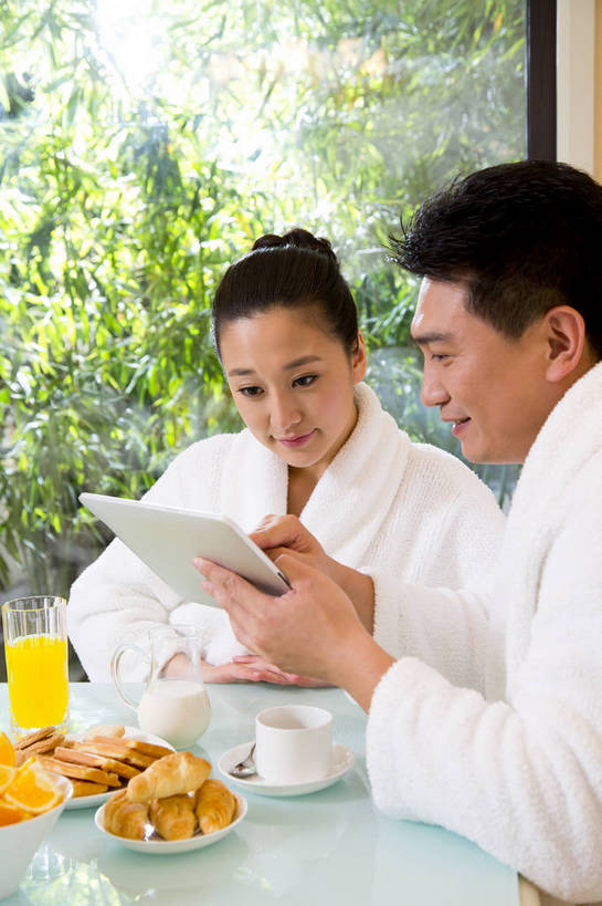 东方人,中年人,两个人,家庭,夫妻,餐厅,坐,竖图,彩色,室内,白天,正面,侧面,时尚,早餐,幸福,成功,北京,中国,图片,豪华,美丽,用餐,食物,休闲,健康,成熟,活力,可爱,美女,自信,摄影,生活方式,优雅,亲近,亲情,家居服,平板电脑,乐观,精明,上网,男人,男性,年轻女性,女人,女性,中年男性,亚洲人,中国人,年轻人,情侣,半身,爱,高兴,愉快,奢华,bj174