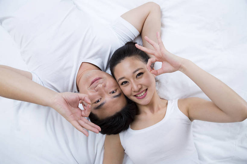 东方人,中年人,两个人,家庭,夫妻,躺,横图,俯视,彩色,室内,白天,正面,时尚,幸福,成功,卧室,北京,中国,图片,美丽,注视,观察,看,手势,休息,休闲,健康,成熟,活力,可爱,美女,自信,比划,摄影,生活方式,观看,优雅,察看,关注,亲近,亲情,家居服,居室,便装,乐观,精明,男人,男性,年轻女性,女人,女性,中年男性,亚洲人,中国人,年轻人,情侣,半身,爱,高兴,愉快,奢华,bj174