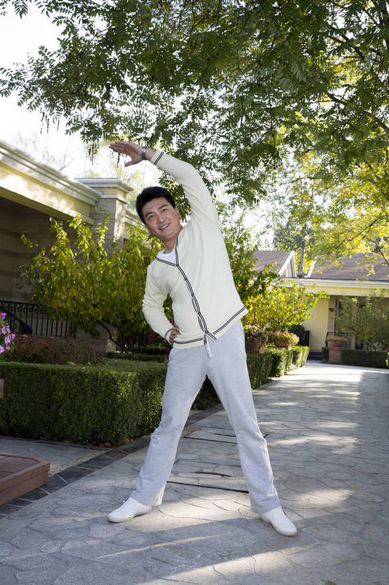 东方人,中年人,花园,站,竖图,彩色,室外,白天,正面,锻炼,度假,时尚,成功,北京,中国,仅一个人,图片,庭院,晨练,休闲,健康,休闲服,成熟,活力,自信,做操,摄影,生活方式,精明,男人,男性,中年男性,亚洲人,中国人,全身,愉快,奢华,bj174