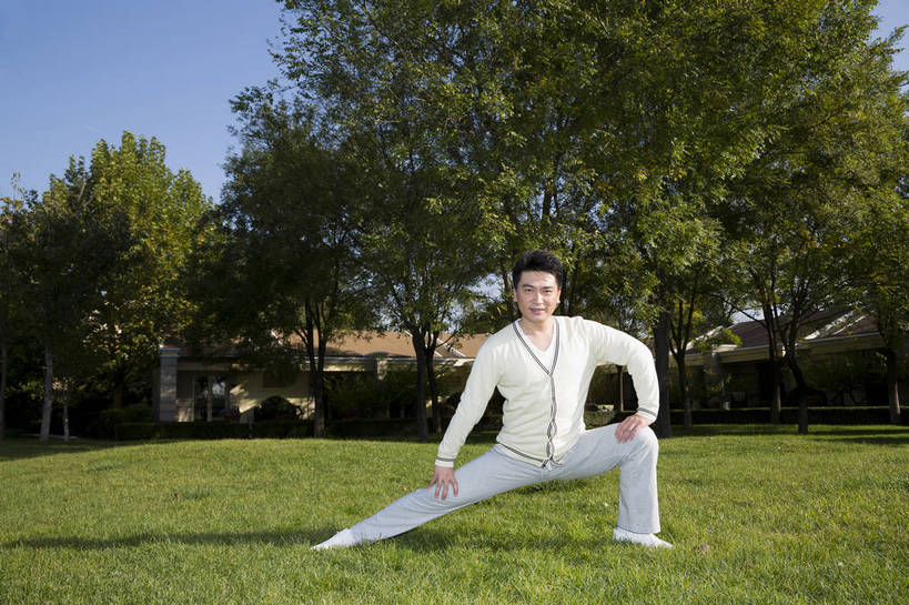 东方人,中年人,花园,站,横图,彩色,室外,白天,正面,锻炼,度假,时尚,成功,草地,北京,中国,仅一个人,图片,庭院,晨练,休闲,健康,休闲服,成熟,活力,自信,压腿,做操,摄影,生活方式,精明,男人,男性,中年男性,亚洲人,中国人,全身,愉快,奢华,bj174