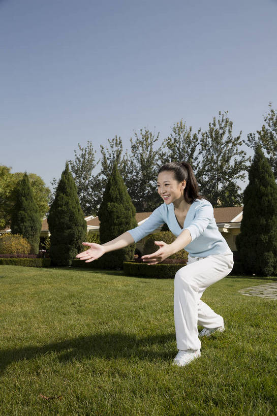 东方人,中年人,一个人,花园,站,竖图,彩色,室外,白天,侧面,锻炼,度假,时尚,幸福,草坪,树林,北京,中国,图片,庭院,美丽,晨练,休闲,健康,休闲服,活力,可爱,美女,迎接,摄影,生活方式,优雅,乐观,年轻女性,女人,女性,亚洲人,中国人,年轻人,全身,高兴,愉快,奢华,bj174