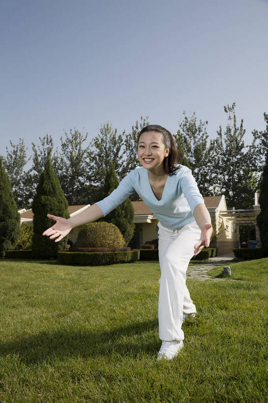 东方人,中年人,一个人,花园,站,竖图,彩色,室外,白天,侧面,锻炼,度假,时尚,幸福,草坪,树林,北京,中国,图片,庭院,美丽,晨练,休闲,健康,休闲服,活力,可爱,美女,迎接,摄影,生活方式,优雅,乐观,年轻女性,女人,女性,亚洲人,中国人,年轻人,全身,高兴,愉快,奢华,bj174