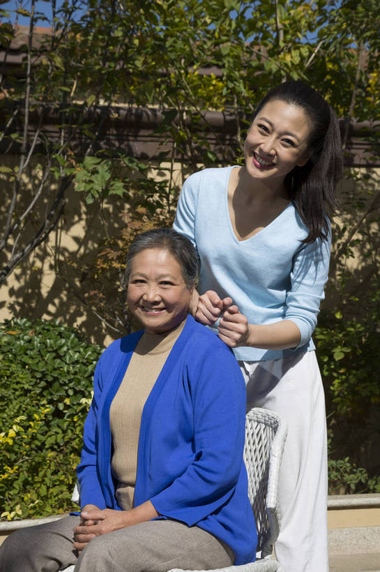 东方人,中年人,老年人,两个人,家庭,花园,站,坐,笑,竖图,彩色,室外,白天,正面,侧面,度假,时尚,幸福,成功,北京,中国,图片,院子,美丽,休闲,健康,温馨,休闲服,成熟,活力,可爱,美女,亲密,自信,摄影,生活方式,优雅,和睦,亲情,捶背,团圆,乐观,精明,老年女性,年轻女性,女人,女性,亚洲人,中国人,年轻人,半身,爱,高兴,愉快,奢华,bj174