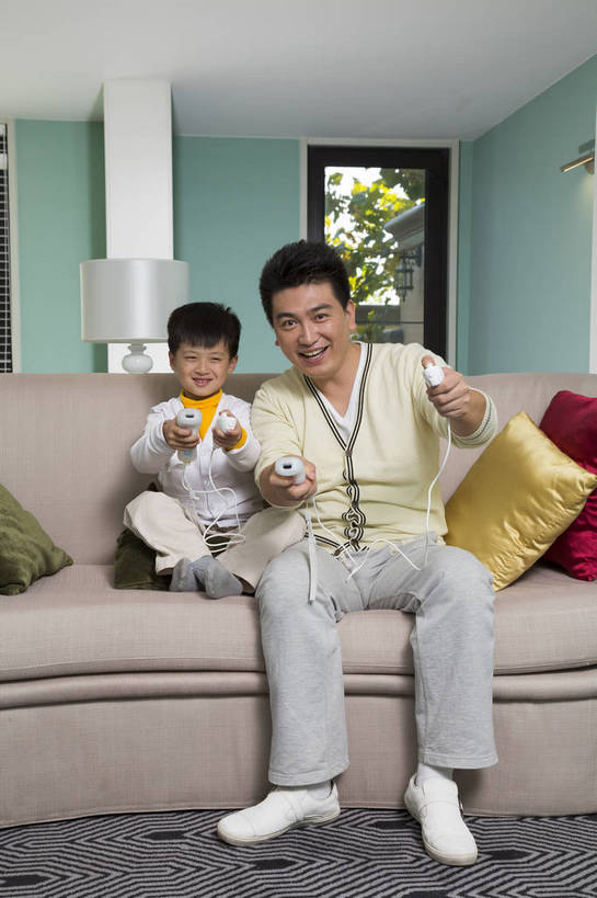 东方人,婴儿,儿童,中年人,两个人,家庭,父亲,儿子,客厅,坐,竖图,彩色,室内,白天,正面,时尚,幸福,纯洁,成功,沙发,北京,中国,图片,豪华,小孩,休息,休闲,健康,温馨,父子,活力,可爱,童趣,自信,摄影,活泼,生活方式,和睦,亲近,亲情,宝宝,家居服,玩游戏,纯真,烂漫,无邪,团圆,乐观,伶俐,天真,男孩,男人,男性,中年男性,亚洲人,中国人,孩子,全身,爱,高兴,愉快,男生,奢华,bj174