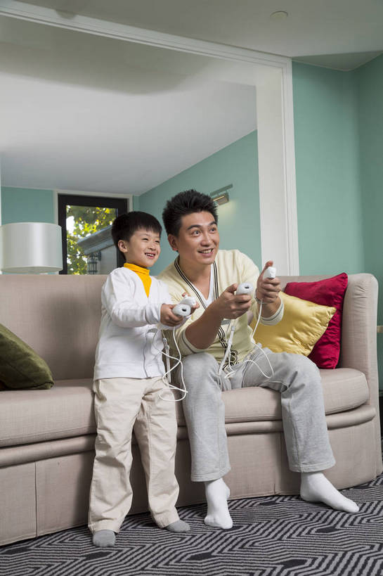 东方人,婴儿,儿童,中年人,两个人,家庭,父亲,儿子,客厅,坐,竖图,彩色,室内,白天,侧面,时尚,幸福,纯洁,成功,沙发,北京,中国,图片,豪华,小孩,休息,休闲,健康,温馨,父子,活力,可爱,童趣,自信,摄影,活泼,生活方式,和睦,亲近,亲情,宝宝,家居服,玩游戏,纯真,烂漫,无邪,团圆,乐观,伶俐,天真,男孩,男人,男性,中年男性,亚洲人,中国人,孩子,全身,爱,高兴,愉快,男生,奢华,bj174