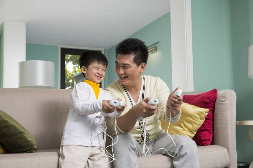 东方人,婴儿,儿童,中年人,两个人,家庭,父亲,儿子,客厅,坐,横图,彩色,室内,白天,正面,侧面,时尚,幸福,纯洁,成功,沙发,北京,中国,图片,豪华,小孩,休息,休闲,健康,温馨,父子,活力,可爱,童趣,自信,摄影,活泼,生活方式,和睦,亲近,亲情,宝宝,家居服,玩游戏,纯真,烂漫,无邪,团圆,乐观,伶俐,天真,男孩,男人,男性,中年男性,亚洲人,中国人,孩子,半身,爱,高兴,愉快,男生,奢华,bj174