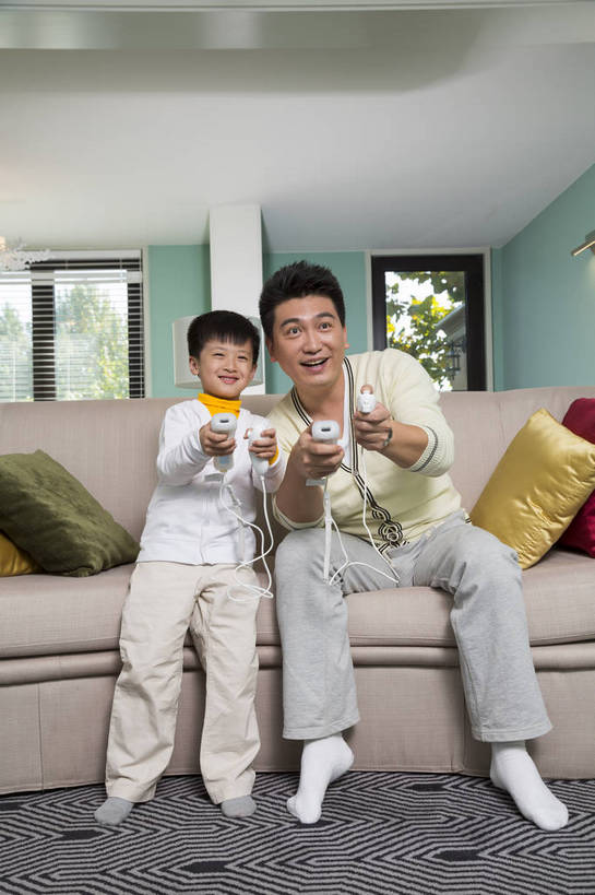 东方人,婴儿,儿童,中年人,两个人,家庭,父亲,儿子,客厅,坐,竖图,彩色,室内,白天,正面,时尚,幸福,纯洁,成功,沙发,北京,中国,图片,豪华,小孩,休息,休闲,健康,温馨,父子,活力,可爱,童趣,自信,摄影,活泼,生活方式,和睦,亲近,亲情,宝宝,家居服,玩游戏,纯真,烂漫,无邪,团圆,乐观,伶俐,天真,男孩,男人,男性,中年男性,亚洲人,中国人,孩子,全身,爱,高兴,愉快,男生,奢华,bj174