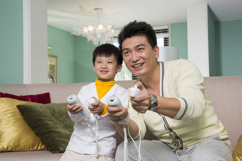 东方人,婴儿,儿童,中年人,两个人,家庭,父亲,儿子,客厅,坐,横图,彩色,室内,白天,正面,侧面,时尚,幸福,纯洁,成功,沙发,北京,中国,图片,豪华,小孩,休息,休闲,健康,温馨,父子,活力,可爱,童趣,自信,摄影,活泼,生活方式,和睦,亲近,亲情,宝宝,家居服,玩游戏,纯真,烂漫,无邪,团圆,乐观,伶俐,天真,男孩,男人,男性,中年男性,亚洲人,中国人,孩子,半身,爱,高兴,愉快,男生,奢华,bj174