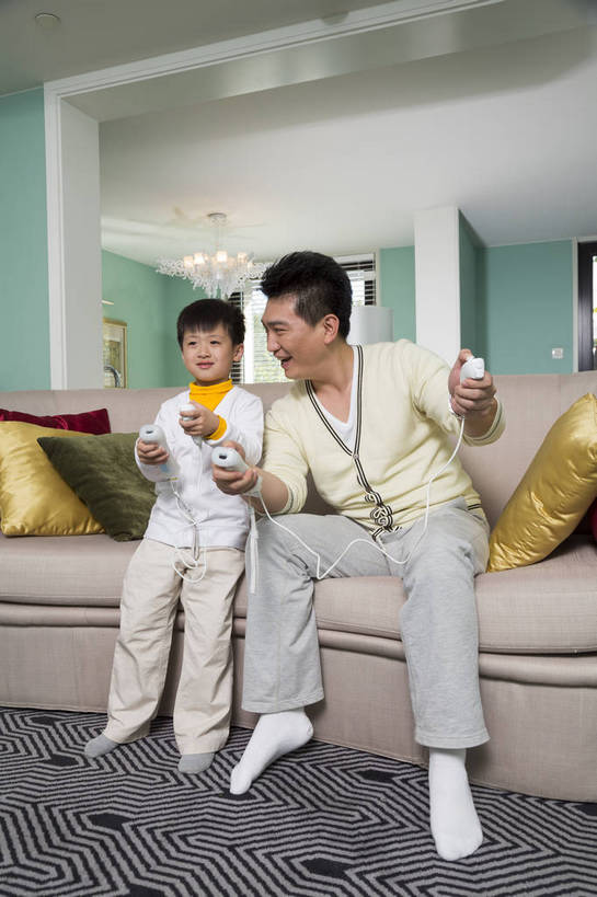 东方人,婴儿,儿童,中年人,两个人,家庭,父亲,儿子,客厅,坐,竖图,彩色,室内,白天,正面,侧面,时尚,幸福,纯洁,成功,沙发,北京,中国,图片,豪华,小孩,休息,休闲,健康,温馨,父子,活力,可爱,童趣,自信,摄影,活泼,生活方式,和睦,亲近,亲情,宝宝,家居服,玩游戏,纯真,烂漫,无邪,团圆,乐观,伶俐,天真,男孩,男人,男性,中年男性,亚洲人,中国人,孩子,全身,爱,高兴,愉快,男生,奢华,bj174