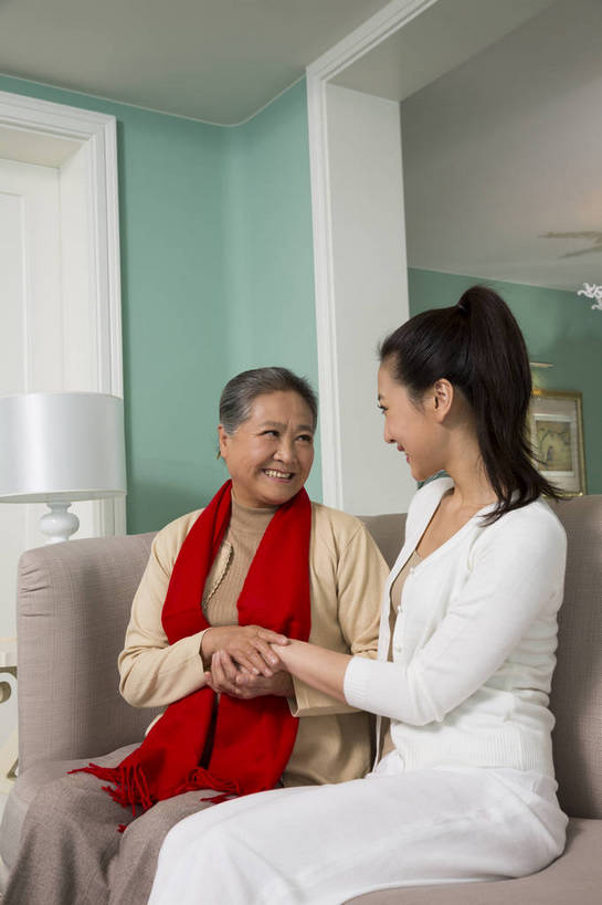 东方人,中年人,老年人,两个人,四个人,家庭,客厅,坐,竖图,彩色,室内,白天,侧面,时尚,幸福,成功,沙发,北京,中国,新年,图片,豪华,美丽,休息,休闲,健康,温馨,喜庆,成熟,活力,可爱,美女,自信,摄影,生活方式,优雅,和睦,亲近,亲情,家居服,合家欢,团圆,乐观,精明,老年女性,年轻女性,女人,女性,亚洲人,中国人,年轻人,全家福,半身,爱,高兴,愉快,奢华,bj174