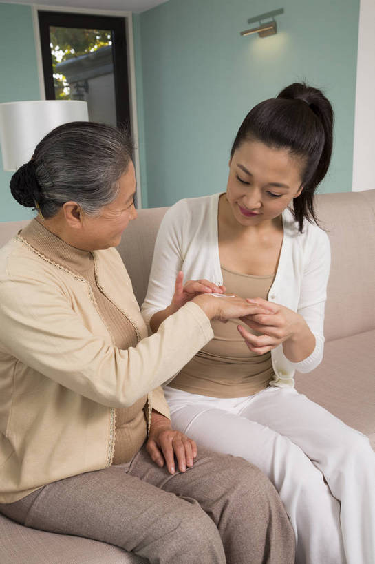 东方人,中年人,老年人,两个人,四个人,家庭,客厅,坐,竖图,彩色,室内,白天,侧面,时尚,幸福,成功,沙发,北京,中国,护肤,图片,豪华,美丽,休息,休闲,健康,温馨,成熟,活力,可爱,美女,自信,摄影,生活方式,优雅,和睦,亲近,亲情,家居服,合家欢,团圆,乐观,精明,老年女性,年轻女性,女人,女性,亚洲人,中国人,年轻人,全家福,半身,爱,高兴,愉快,奢华,bj174