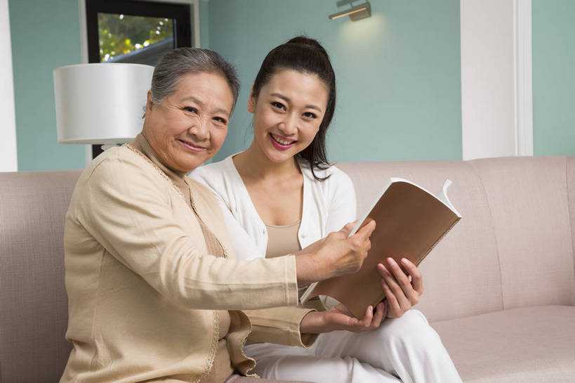 东方人,中年人,老年人,两个人,四个人,家庭,客厅,坐,横图,彩色,室内,白天,侧面,看书,时尚,幸福,成功,沙发,北京,中国,图片,豪华,美丽,休息,休闲,健康,温馨,成熟,活力,可爱,美女,自信,摄影,生活方式,优雅,和睦,亲近,亲情,家居服,合家欢,团圆,乐观,精明,老年女性,年轻女性,女人,女性,亚洲人,中国人,年轻人,全家福,半身,爱,高兴,愉快,奢华,bj174