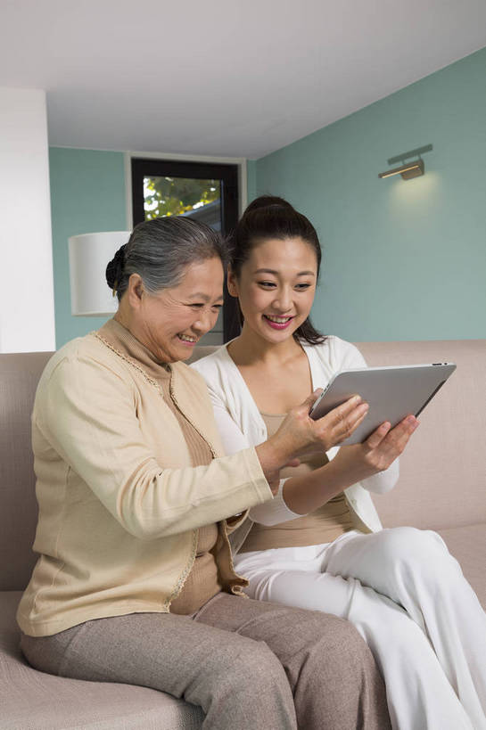 东方人,中年人,老年人,两个人,四个人,家庭,客厅,坐,竖图,彩色,室内,白天,侧面,时尚,幸福,成功,沙发,北京,中国,图片,豪华,美丽,休息,休闲,健康,温馨,成熟,活力,可爱,美女,自信,摄影,生活方式,优雅,和睦,亲近,亲情,家居服,合家欢,平板电脑,团圆,乐观,精明,上网,老年女性,年轻女性,女人,女性,亚洲人,中国人,年轻人,全家福,半身,爱,高兴,愉快,奢华,bj174