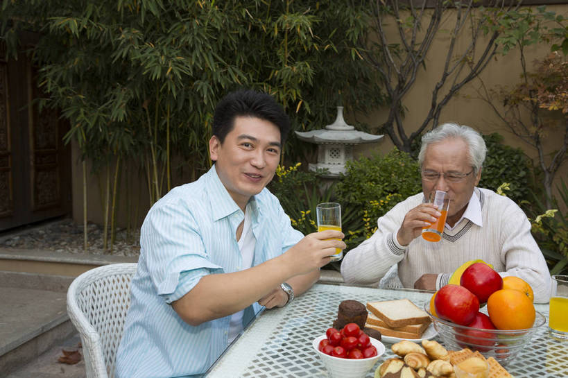 果汁,东方人,中年人,老年人,两个人,家庭,花园,吃,横图,彩色,室外,白天,正面,侧面,聚会,时尚,早餐,幸福,成功,水果,北京,中国,图片,庭院,用餐,休闲,健康,温馨,休闲服,成熟,活力,自信,摄影,生活方式,和睦,亲情,合家欢,团圆,精明,老年男性,男人,男性,中年男性,亚洲人,中国人,全家福,嚼,食,半身,爱,愉快,奢华,bj174