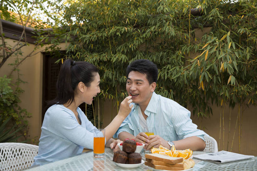 果汁,东方人,中年人,两个人,家庭,夫妻,花园,吃,横图,彩色,室外,白天,侧面,聚会,时尚,早餐,幸福,成功,水果,北京,中国,图片,庭院,美丽,用餐,休闲,健康,休闲服,成熟,活力,可爱,美女,自信,摄影,生活方式,优雅,亲近,亲情,乐观,精明,男人,男性,年轻女性,女人,女性,中年男性,亚洲人,中国人,年轻人,情侣,嚼,食,半身,爱,高兴,愉快,奢华,bj174