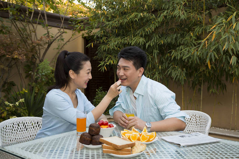 果汁,东方人,中年人,两个人,家庭,夫妻,花园,吃,横图,彩色,室外,白天,侧面,聚会,时尚,早餐,幸福,成功,水果,北京,中国,图片,庭院,美丽,用餐,休闲,健康,休闲服,成熟,活力,可爱,美女,自信,摄影,生活方式,优雅,亲近,亲情,乐观,精明,男人,男性,年轻女性,女人,女性,中年男性,亚洲人,中国人,年轻人,情侣,嚼,食,半身,爱,高兴,愉快,奢华,bj174