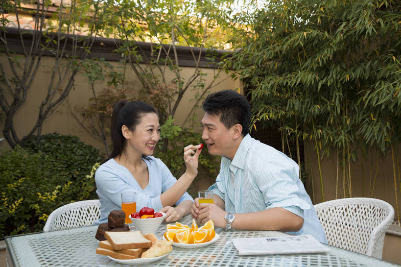 果汁,东方人,中年人,两个人,家庭,夫妻,花园,吃,横图,彩色,室外,白天,侧面,聚会,时尚,早餐,幸福,成功,水果,北京,中国,图片,庭院,美丽,用餐,休闲,健康,休闲服,成熟,活力,可爱,美女,自信,摄影,生活方式,优雅,亲近,亲情,乐观,精明,男人,男性,年轻女性,女人,女性,中年男性,亚洲人,中国人,年轻人,情侣,嚼,食,半身,爱,高兴,愉快,奢华,bj174