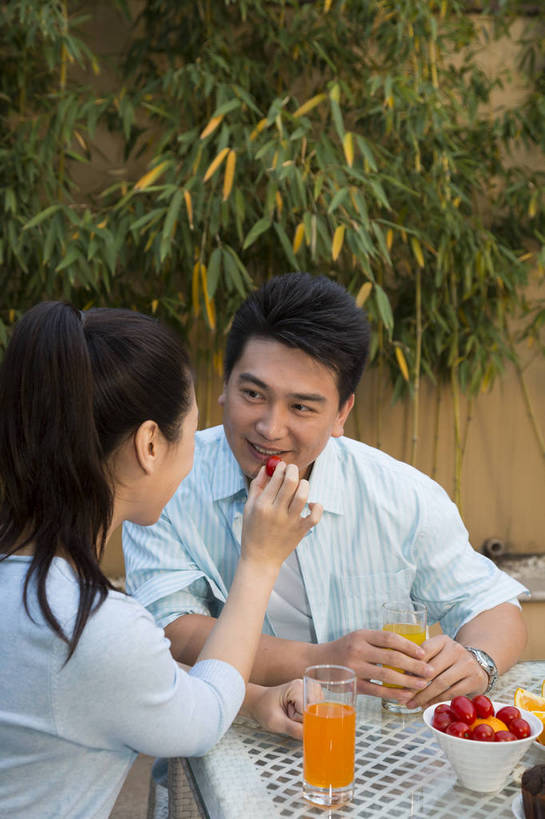 果汁,东方人,中年人,两个人,家庭,夫妻,花园,吃,竖图,彩色,室外,白天,正面,侧面,聚会,时尚,早餐,幸福,成功,水果,北京,中国,图片,庭院,美丽,用餐,休闲,健康,休闲服,成熟,活力,可爱,美女,自信,摄影,生活方式,优雅,亲近,亲情,乐观,精明,男人,男性,年轻女性,女人,女性,中年男性,亚洲人,中国人,年轻人,情侣,嚼,食,半身,爱,高兴,愉快,奢华,bj174