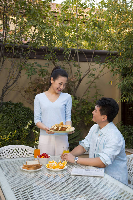 果汁,东方人,中年人,两个人,家庭,夫妻,花园,吃,竖图,彩色,室外,白天,正面,侧面,聚会,时尚,早餐,幸福,成功,水果,北京,中国,图片,庭院,美丽,用餐,休闲,健康,休闲服,成熟,活力,可爱,美女,自信,摄影,生活方式,优雅,亲近,亲情,乐观,精明,男人,男性,年轻女性,女人,女性,中年男性,亚洲人,中国人,年轻人,情侣,嚼,食,半身,爱,高兴,愉快,奢华,bj174